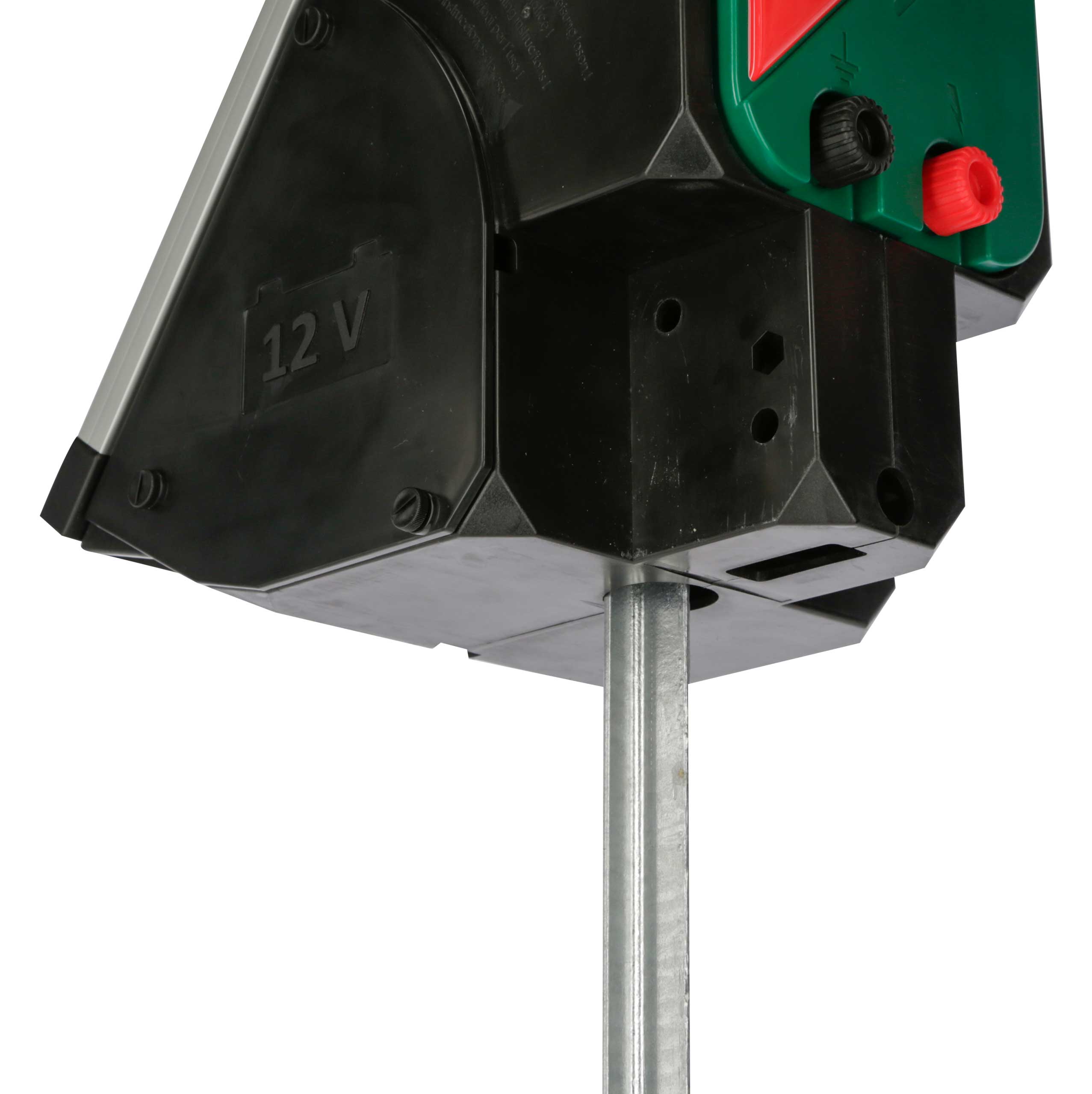 Feuerverzinkter Erdpfahl 1m zur Erdung von Elekro-Weidezaungeräten, Nahaufnahme am Elekro-Weidezaungeräten