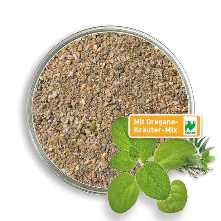Bio Hühnerfutter Mehl mit Oregano-Kräutermix - Naturland zertifiziert in einer Petrischale.