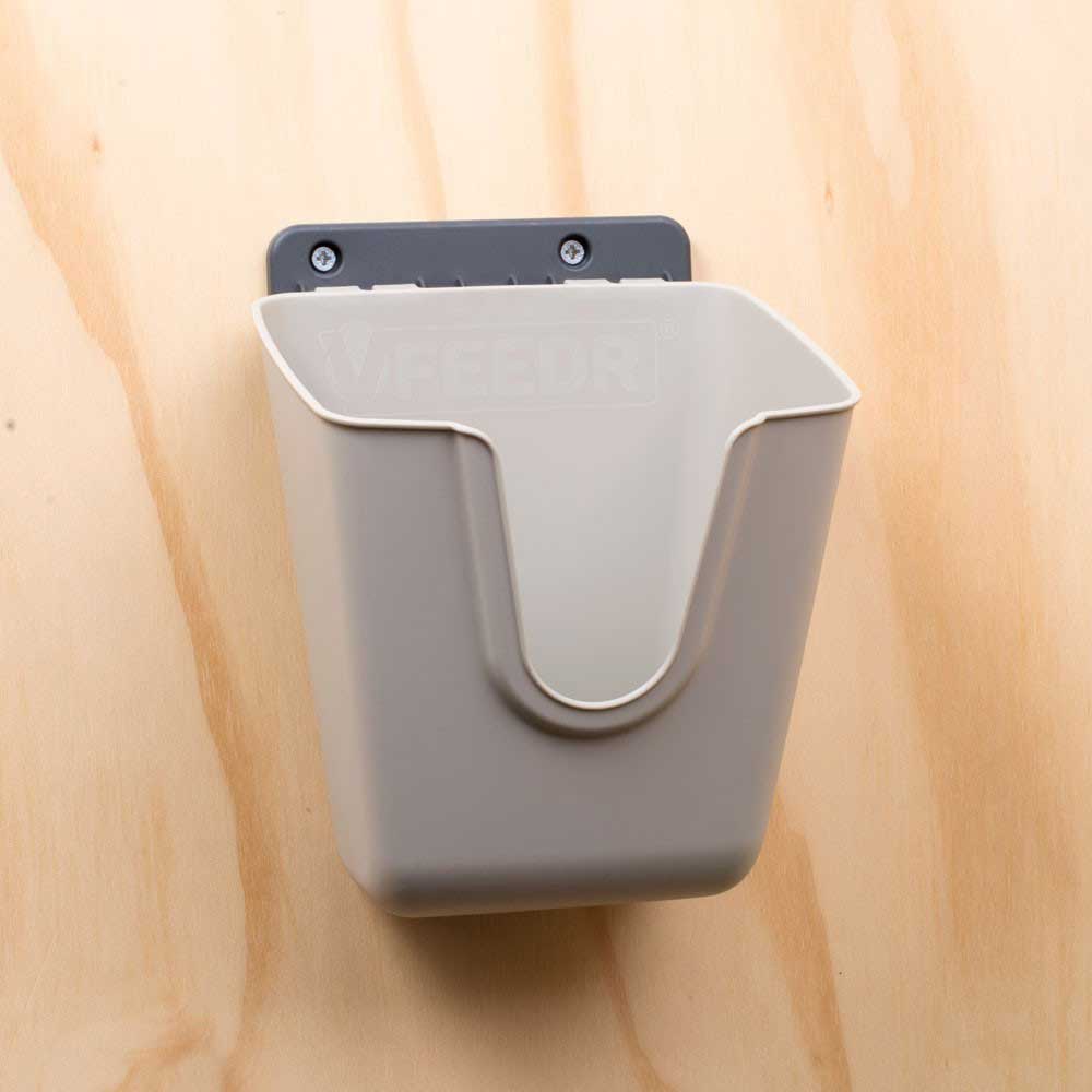 V-Feeder: Grit-/Futterautomat 600 ml zur Wandmontage / zum Einhängen, an der Wand angebracht