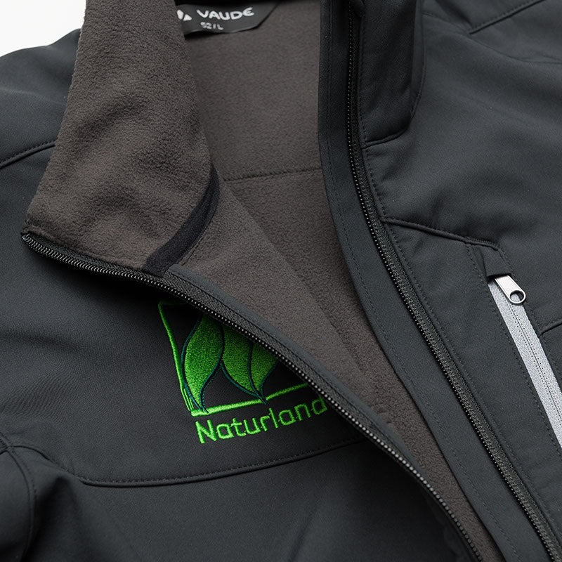 Herren-Softshell-Jacke mit Naturland-Logo