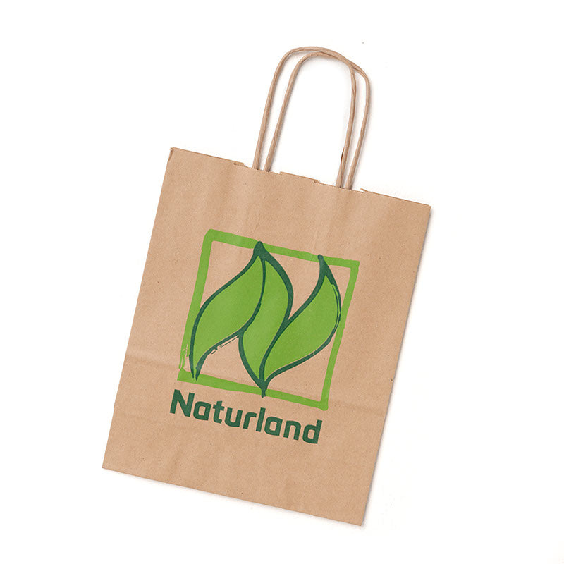 Kleine braune Papiertüte mit Henkeln, Vorderseite mit einem grünen Naturland-Logo