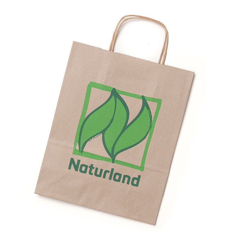 Mittlere braune Papiertüte mit Henkeln, Vorderseite mit einem grünen Naturland-Logo