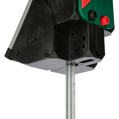 Feuerverzinkter Erdpfahl 1m zur Erdung von Elekro-Weidezaungeräten, Nahaufnahme am Elekro-Weidezaungeräten