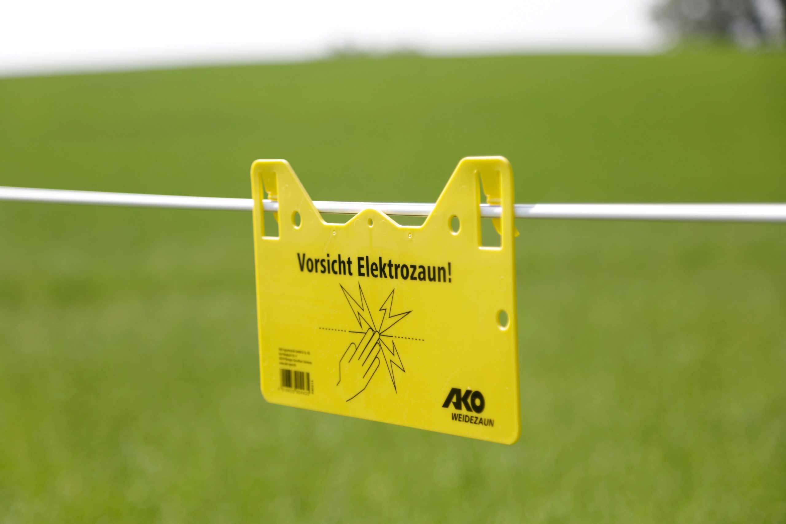 Warnschild „Vorsicht Elektrozaun“ für elektrifizierbare Geflügelnetze, angebracht 