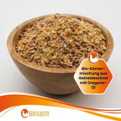 Holzschale mit Eivolution Bio-Körnermischung aus Getreideschrot mit Oregano-Öl.