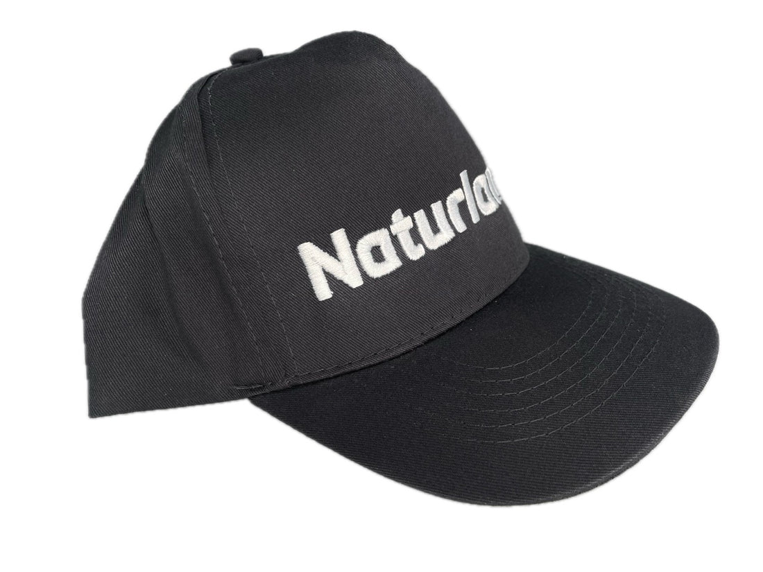 Naturland Bio-Baumwollkappe schwarz - Stilvoll und Nachhaltig, Seitenansicht