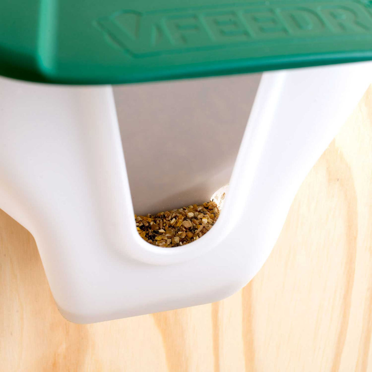 V-Feeder - 2,5 kg Futterautomat für Hühner zur Wandmontage, befüllt Nahaufnahme Futterstelle 