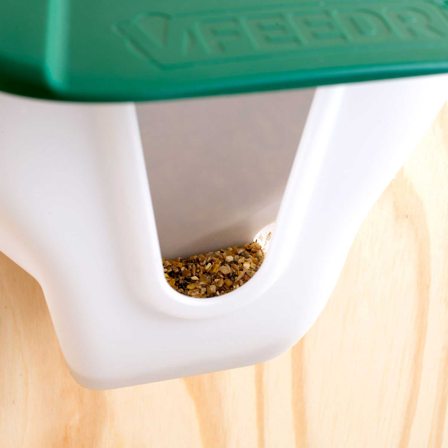 V-Feeder - 2,5 kg Futterautomat für Hühner zur Wandmontage, befüllt Nahaufnahme Futterstelle 