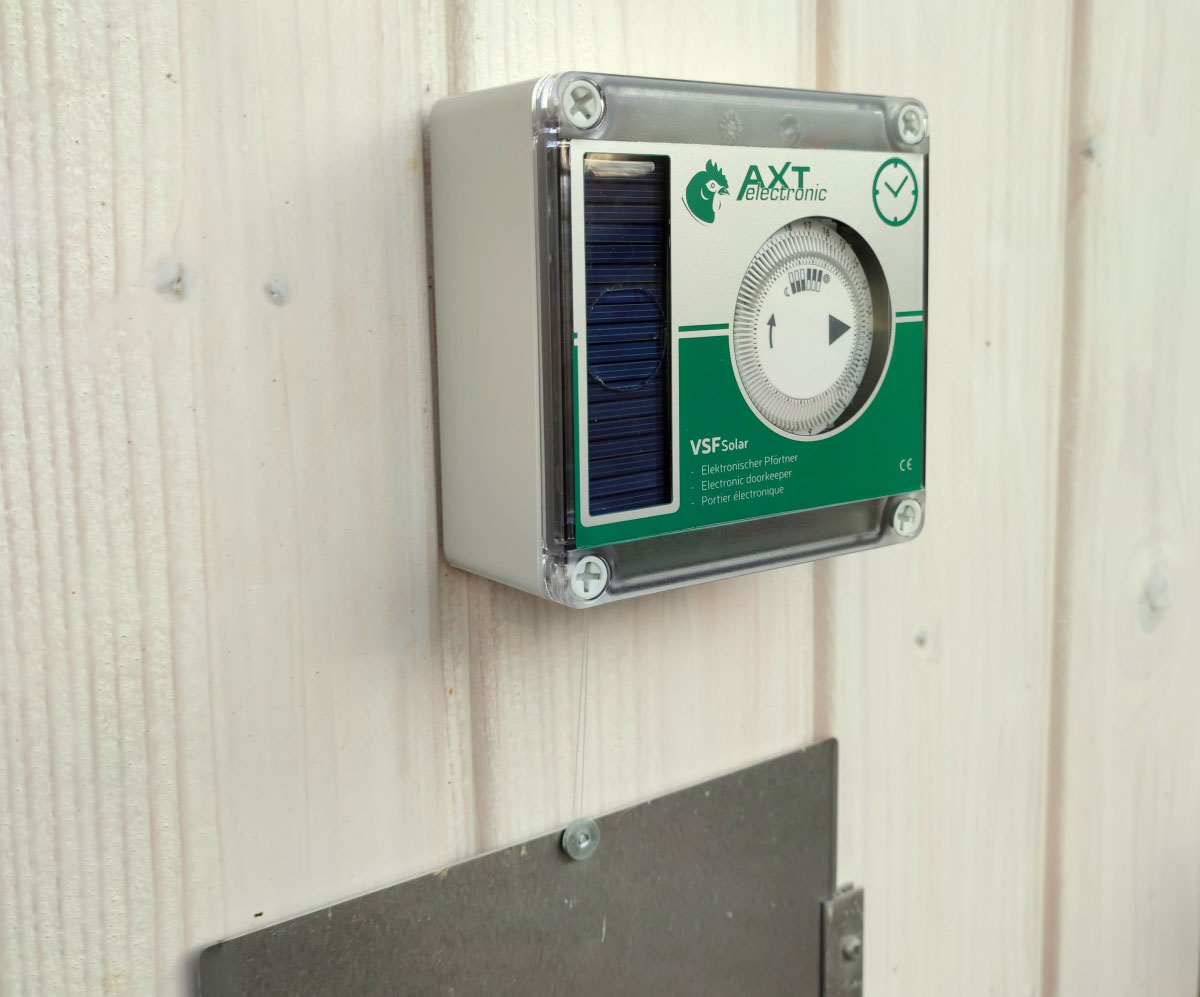 Axt Automatische Solar-Hühnerklappe VSF, am Stall