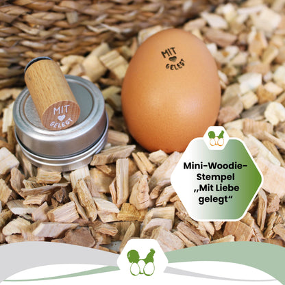 "Mini-Woodie-Stempel „Mit Liebe gelegt“", auf dem Ei