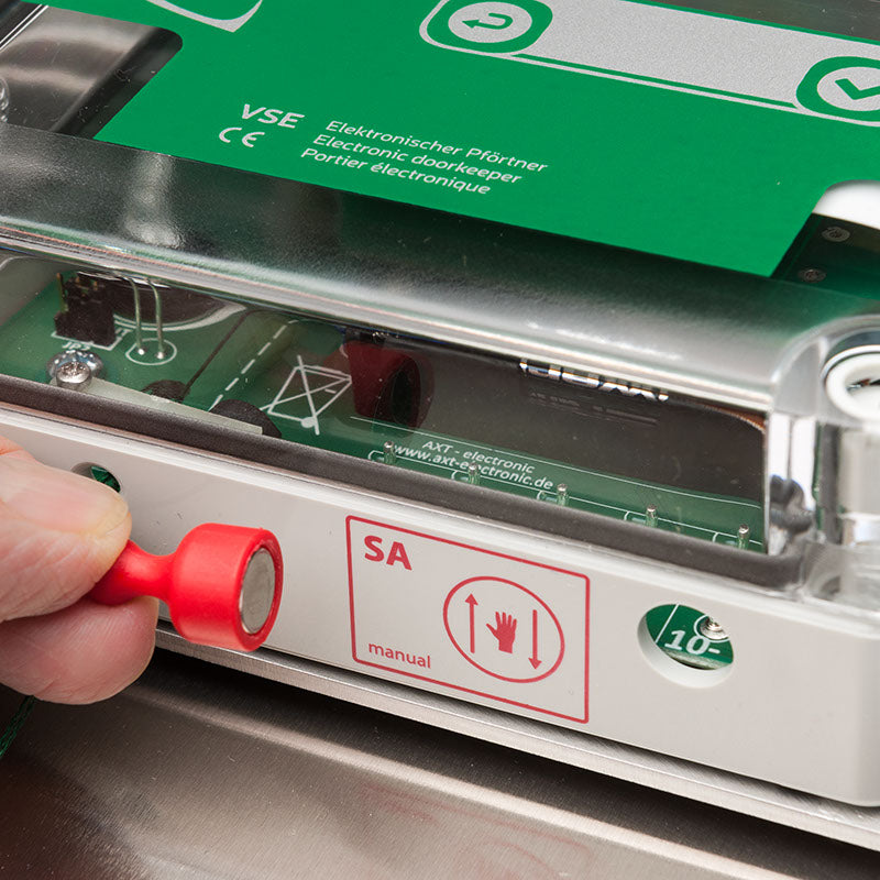 AXT VSE-Kompakt – Hühnerstallschieber mit fertig montierter Klappensteuerung, Magnet Anwendung
