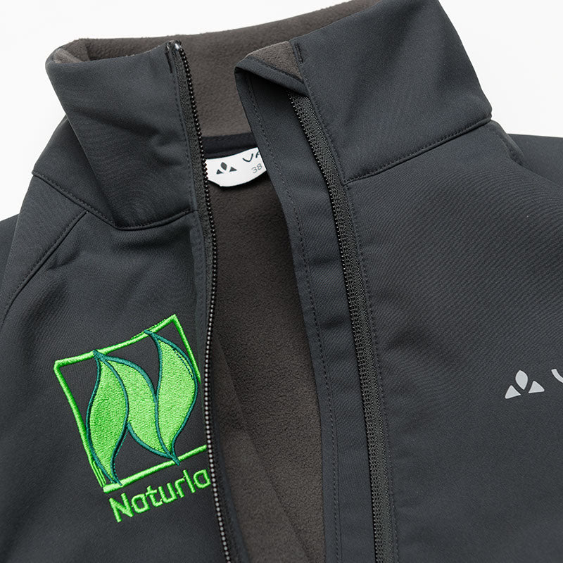 Damen Softshell-Jacke, mit Naturland-Logo, Nahaufnahme Reißverschluss und Logo