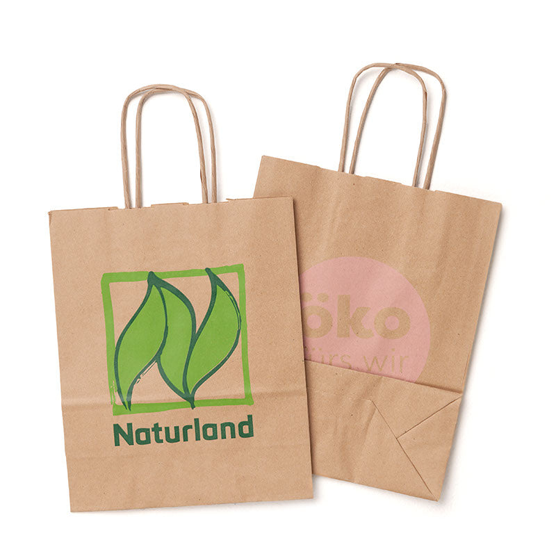Kleine braune Papiertüte mit Henkeln, Vorder- und Rückseite vorne mit grünem Naturland-Logo, hinten mit Aufdruck „öko fürs wir“