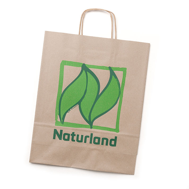 Große braune Papiertüte mit Henkeln, Vorderseite mit einem grünen Naturland-Logo